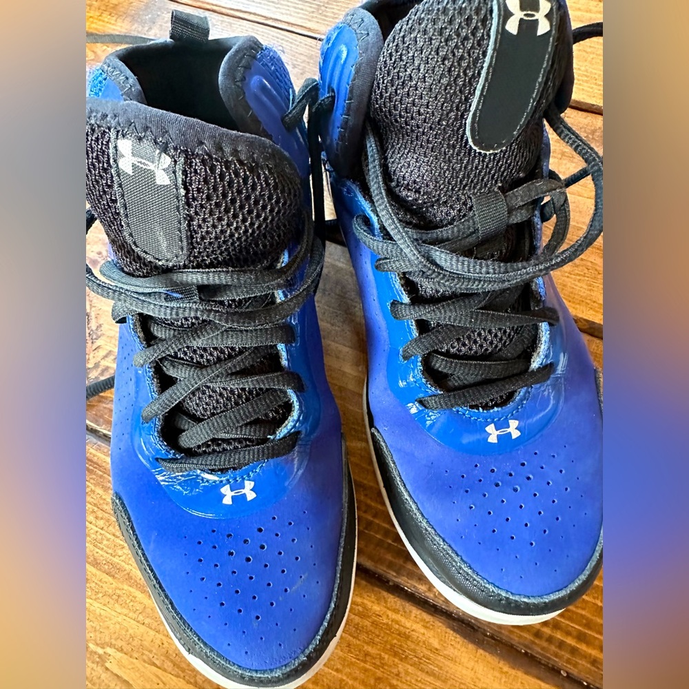 ❤️ 5/25 Under Armour Basketball Athletic High Top Shoe